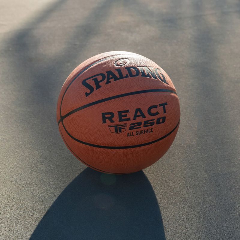 Piłka do koszykówki Spalding React TF-250 76803Z - obrazek 12